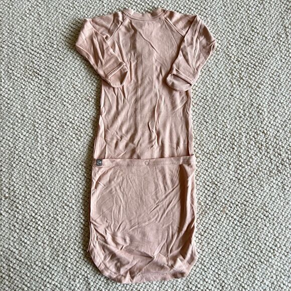 NWT Goumi Kids Rose Pink Baby Gown SZ 3-6 mo Snap Bamboo Baby Sleeper Organic - Picture 2 of 3